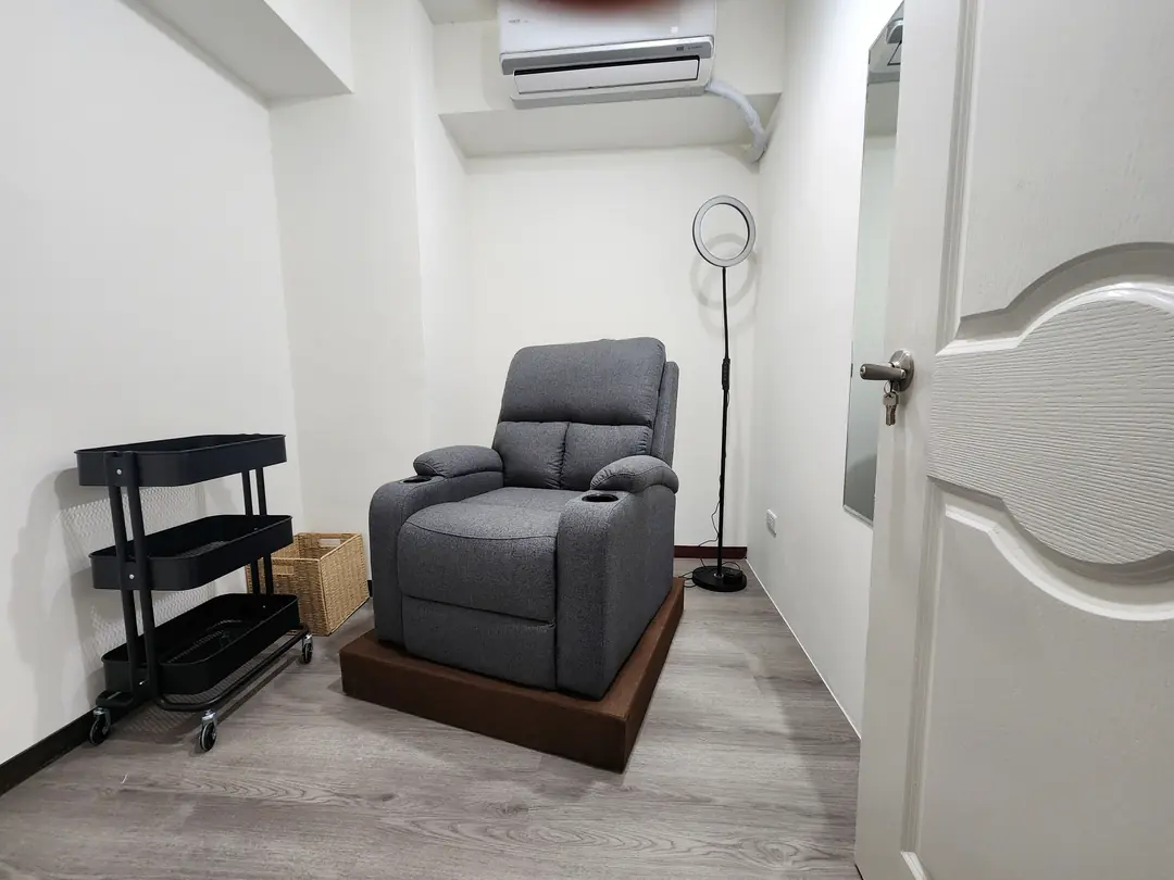 芳療師在 GoYourStudio 忠孝敦化座式工作區為客戶進行頭皮護理
