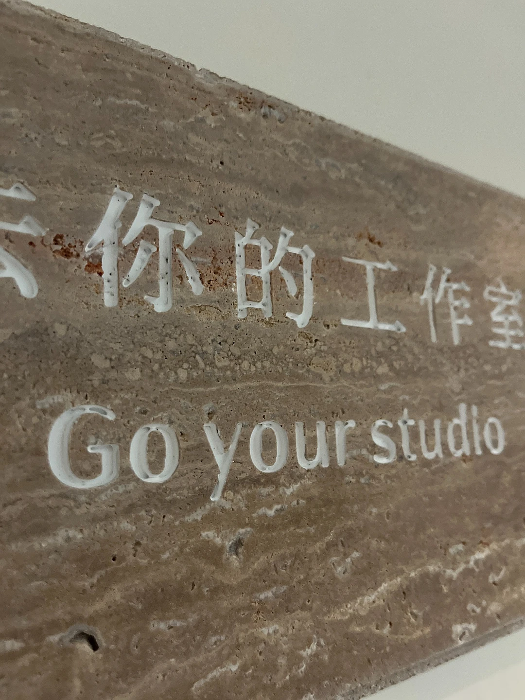 美甲師在 GoYourStudio 台中勤美獨立工作空間進行凝膠彩繪
