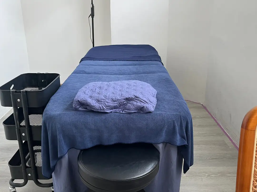 按摩師使用南京復興館頂級獨立工作空間與專業設備