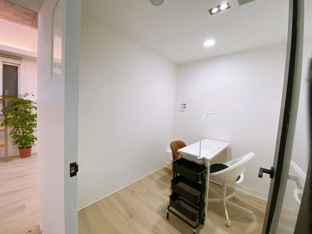 彩妝師使用 GoYourStudio 台北車站 903 館凝膠彩繪工作室的精密作業桌