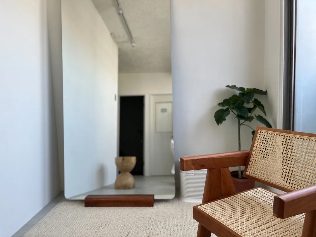 美睫工作者使用 GoYourStudio 忠孝復興館設備齊全的工作站