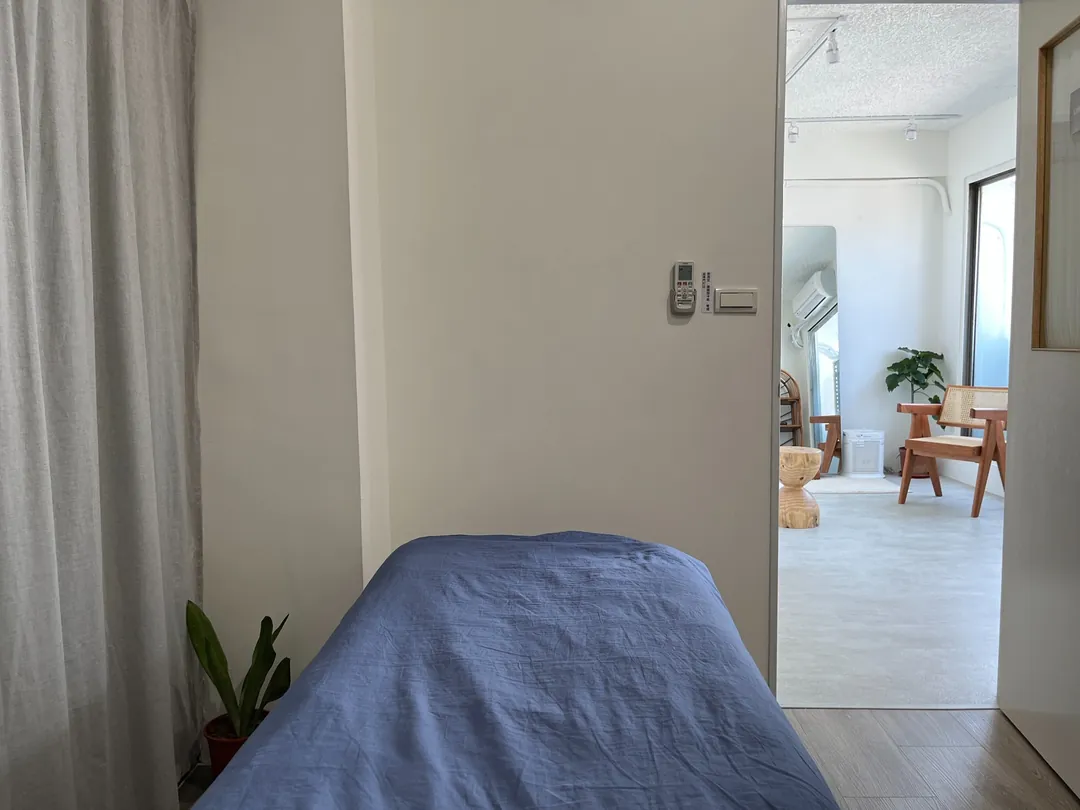 美睫師在忠孝復興館獨立工作空間中使用可平躺工作椅與專業環形燈