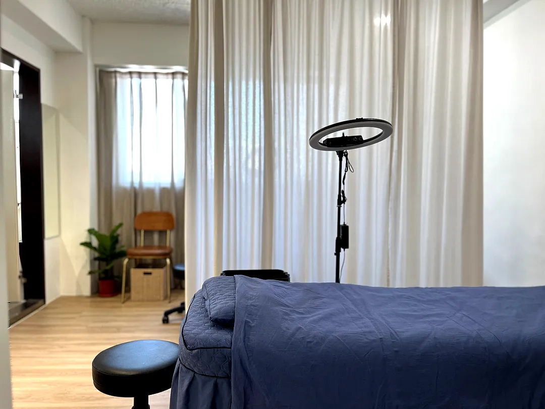 按摩師使用忠孝復興館明亮彈性隔間工作空間